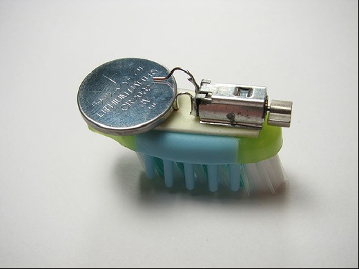 (Video) VibroBot: Un mini robot con un cepillo de dientes