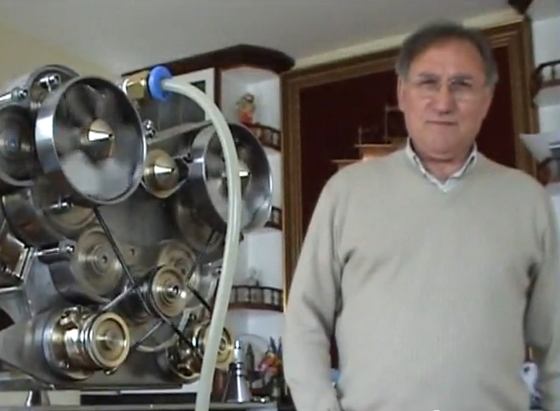 El motor V-12 más pequeño del mundo hecho por un jubilado Gallego