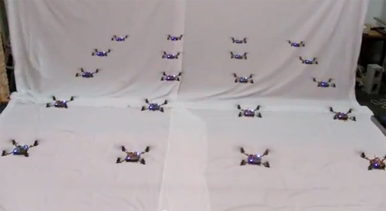 Impresionante escuadrón de Quadcopters en formación