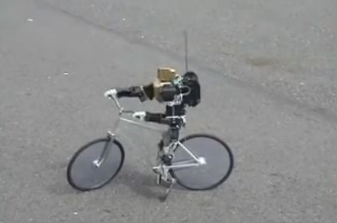 Robot bípedo paseando en bicicleta