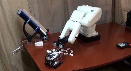 LEGO Mindstorm contra Brazo robot CRS F3 