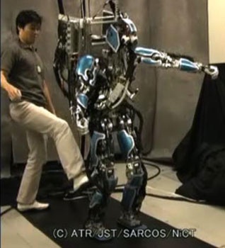 (Video) Robot bipedo con auto ajuste de equilibrio