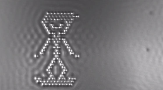 Una película hecha con átomos por IBM