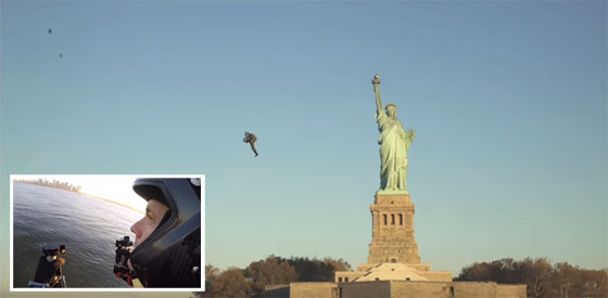 Jetpack volando sobre la estátua de la libertad