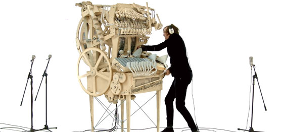 Máquina de música de madera con canicas