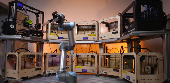 Un brazo robot para automatizar granjas de impresoras 3D