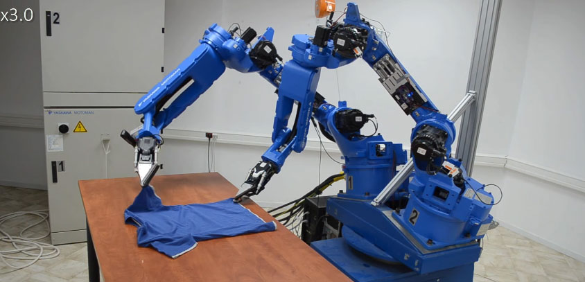 Doblando ropa con dos brazos robots industriales