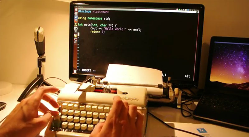 Programando en C con VIM usando una máquina de escribir 