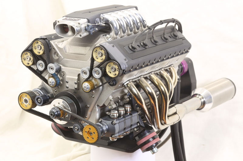 Mini motor V10 de 125cc hecho a mano