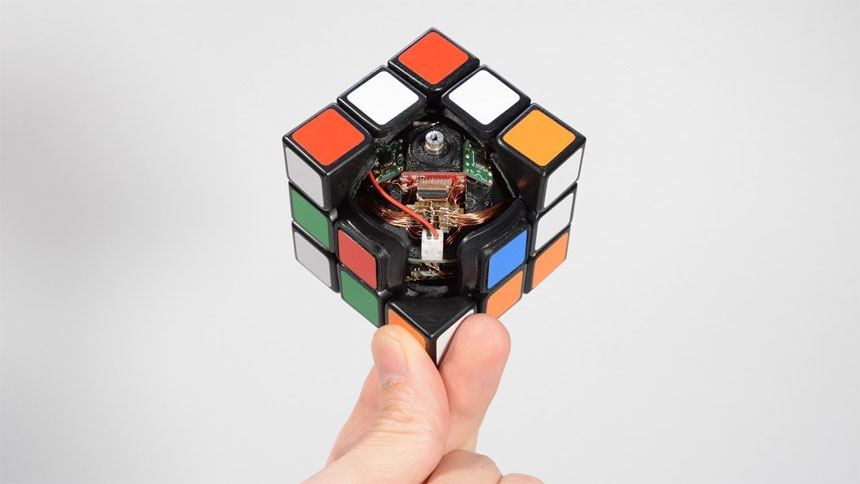 Un robot en forma de cubo de Rubik que se resuelve él solo