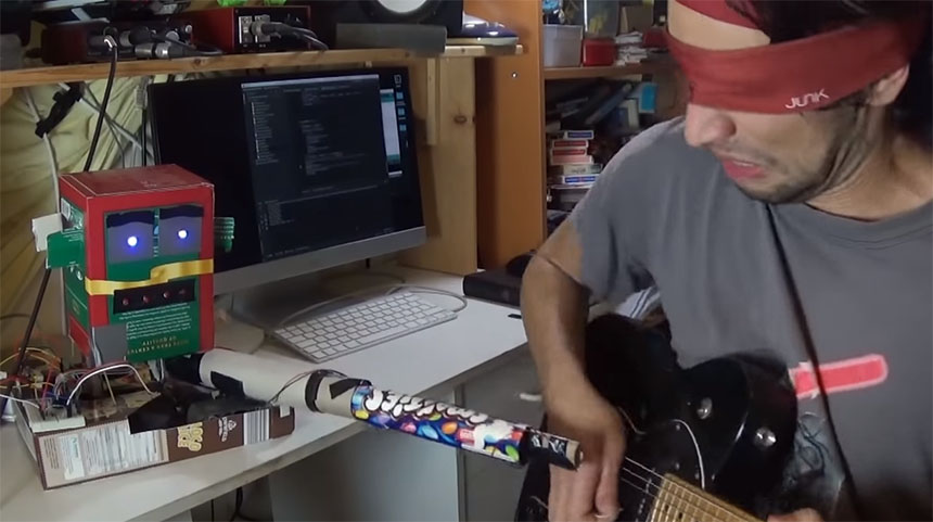 Un robot que te ayuda a aprender a tocar la guitarra... con un TASER