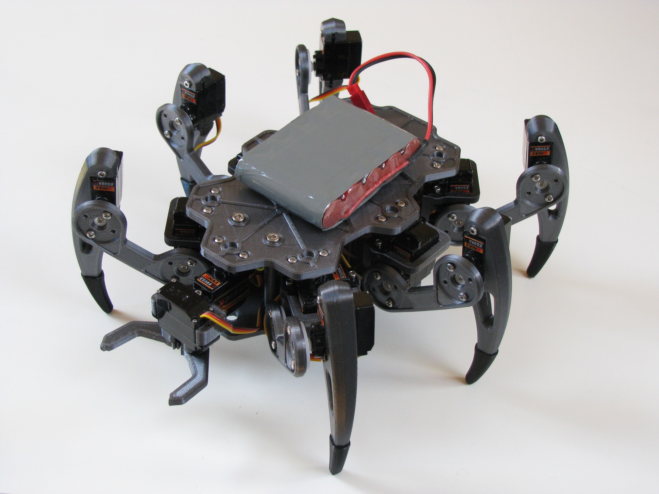 ZeroBug es un robot hexápodos controla con Raspberry Pi y STM32