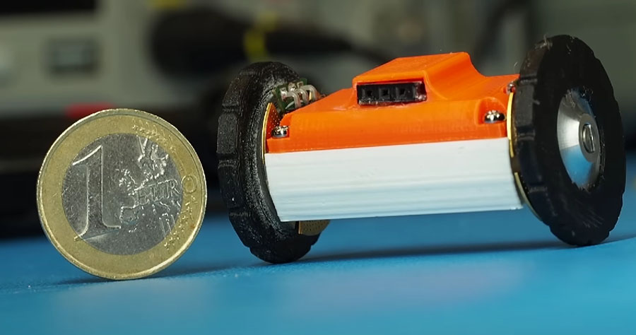 Un diminuto robot con motores hechos con PCB