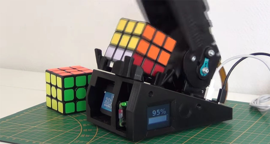 Un robot que resuelve el cubo de Rubik de una forma asombrosamente simple
