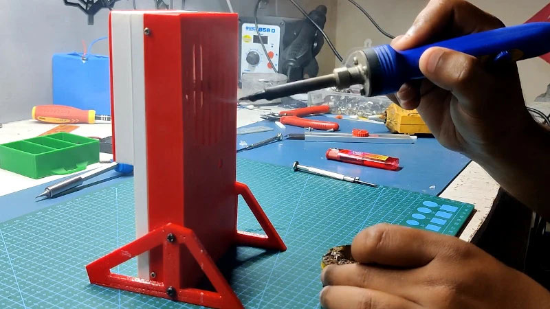 Un extractor de humo de soldador con control de velocidad impreso en 3D
