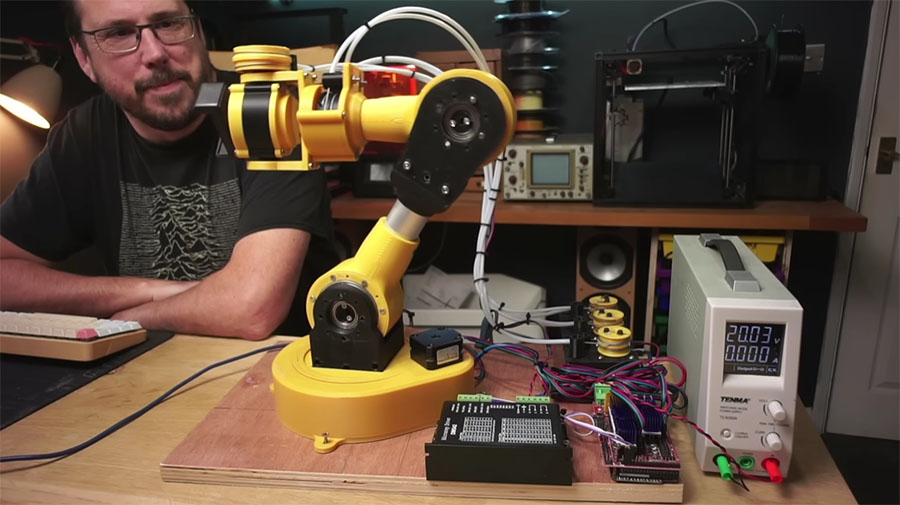 Éste brazo robot utiliza tubos bowden para moverse