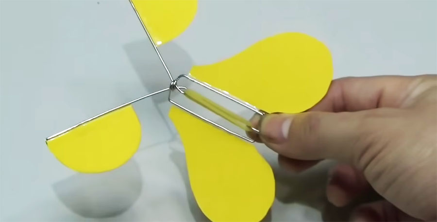 Aprende a hacer un sencillo robot mariposa con un clip y una goma