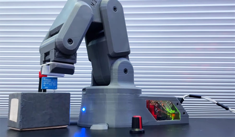 Un sencillo brazo robot impreso en 3D controlado con un mando propio