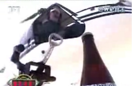(Video) Abrir tu cerveza con un helicoptero real