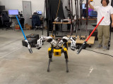 Spot de Boston Dynamics armado con dos sables láser